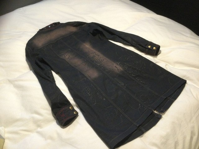 Veste longue en jeans Triccoto Small dans Femmes - Hauts et vêtements d'extérieur  à Saguenay - Image 4