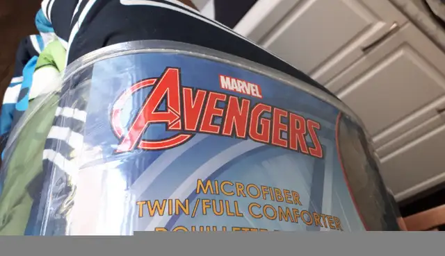 AVENGERS COMFORTER, SHEET AND DRAPES SET in Bedding in Peterborough - Image 4