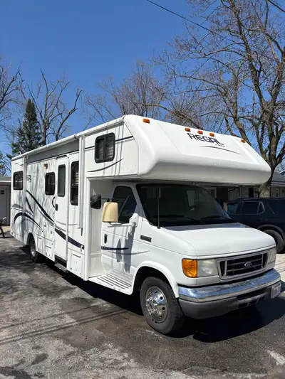 Ready for summer. Clean, reliable 26ft 2006 Ford Class C E-450 super duty motorhome with 118,000 km....