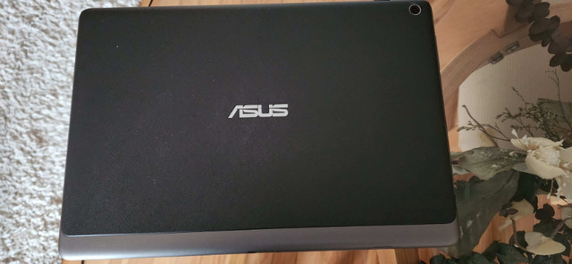 ASUS ZENPAD 10 P00C 10.1" 16GB  TABLET W/60 GB SD card & new cas in iPads & Tablets in City of Toronto