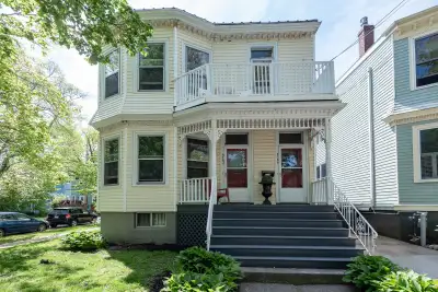 South end 3 bedroom furnished upper flat Abailable September. Located minutes to downtown Quinpool R...