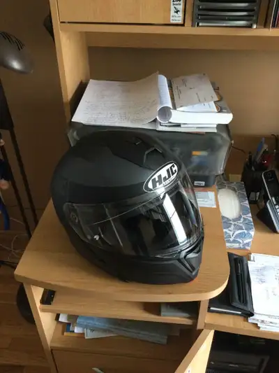 Casque de moto HJC noir à visière rétractable grandeur large. Porté une seule fois car trop petit.