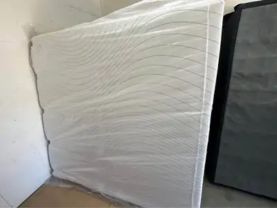 Octave King Mirage Mattress 1400 plus tax is the original price In a plastic bag, ready for sale Mor...