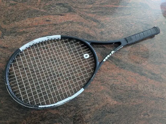 Wilson Pro Staff 97 v 12 2018 (315g) tennis racquet, grip 4 1/8 in Tennis & Racquet in Mississauga / Peel Region - Image 6