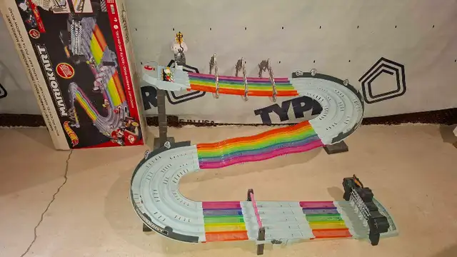 Hot Wheels Mario Kart Rainbow Road