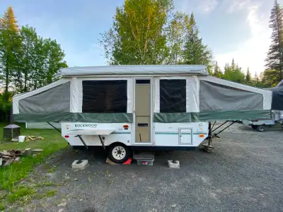 Rockwood Freedom 2280 propre, fonctionnelle et prête à camper offrant une configuration difficile à...