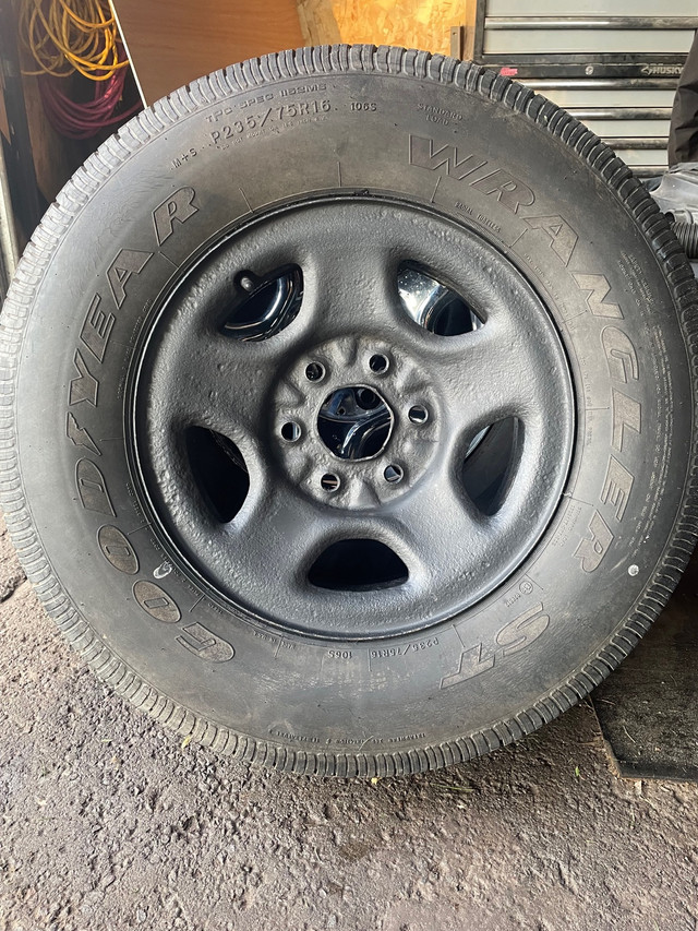 P235/75R16 tire on 6 bolt Chevy rim in Tires & Rims in Thunder Bay