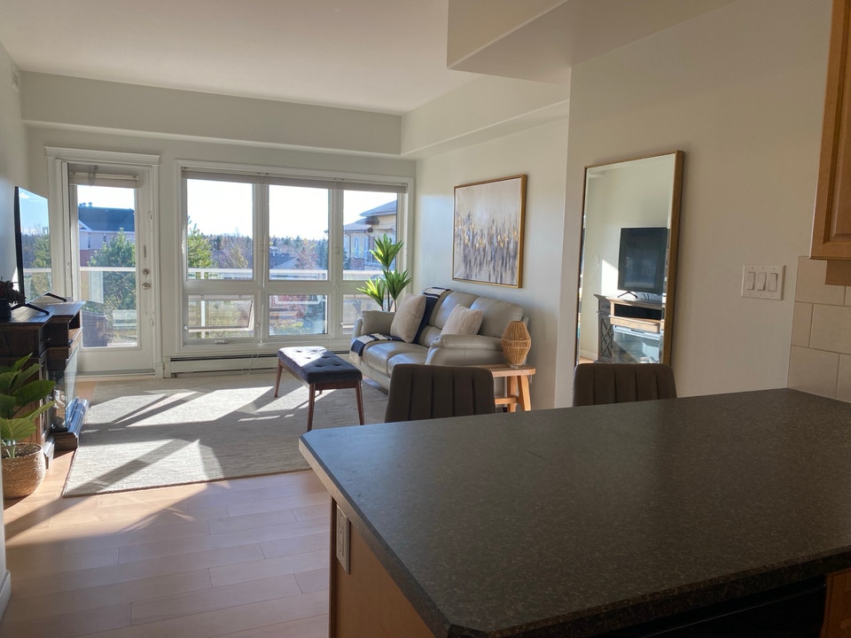 executive 2-bed furnished condo in Wildwood 4