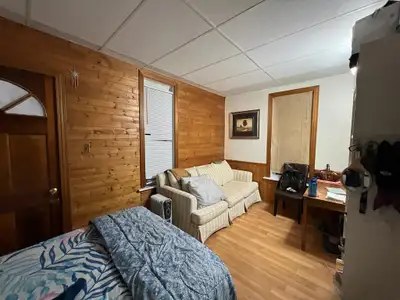 I ONLY rent to Students or Young professionals working full time. Large private room on ground floor...
