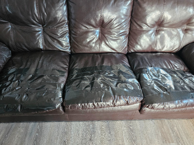 FREE COUCH in Couches & Futons in Peterborough - Image 2