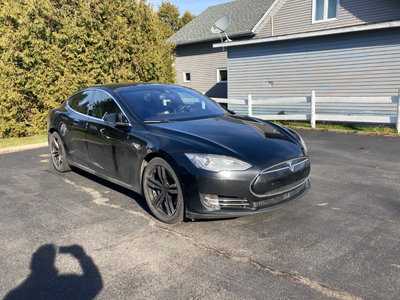 Besoin de réparation au niveau du lien batterie véhicule. Présentement chez Simon André Véhicules Él...