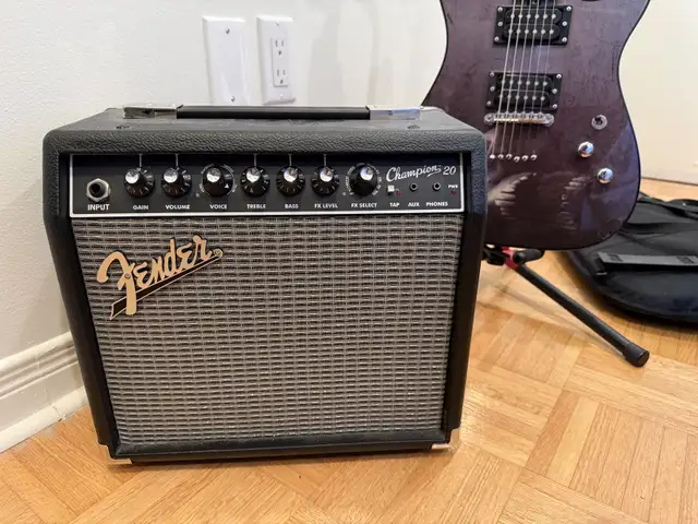 Washburn electric guitar with skull graphic finis in Guitars in City of Montréal - Image 4