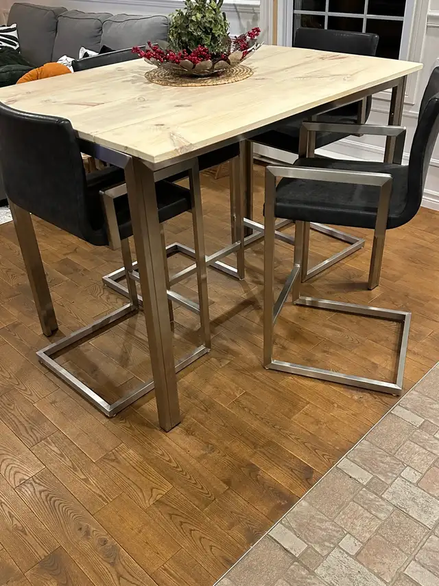 table haute avec 4 chaises in Dining Tables & Sets in Longueuil / South Shore - Image 3