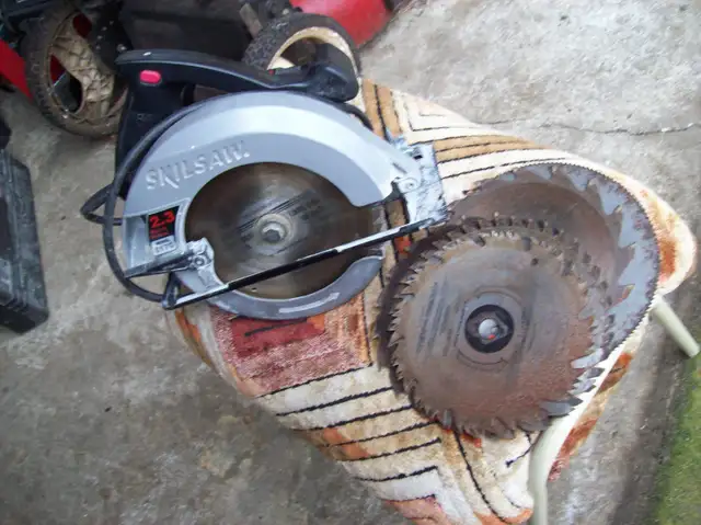 SKILSAW WITH 10 BLADES in Power Tools in Delta/Surrey/Langley - Image 2