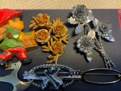 JEWELLERY, RETRO x 12–Gold + silver-toned. Silver flowers + small oval scarf pin are signed SARAHCOV...