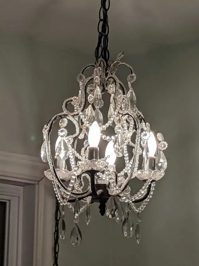 Petit chandelier  in Indoor Lighting & Fans in City of Montréal - Image 2