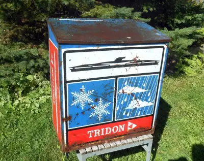Beau et rare présentoir de Garage en métal pour vendre des essuies-glaces Tridon, un peu usé par des...