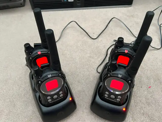 Motorola Talkabout T9500 Walkie Talkies (Set of 4) in General Electronics in Oakville / Halton Region - Image 2