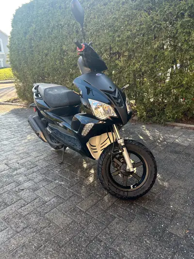 Scooter Adly GTA 2022 scooter à vendre, propre et bien entretenu. Quelques égratinures- voir photos...