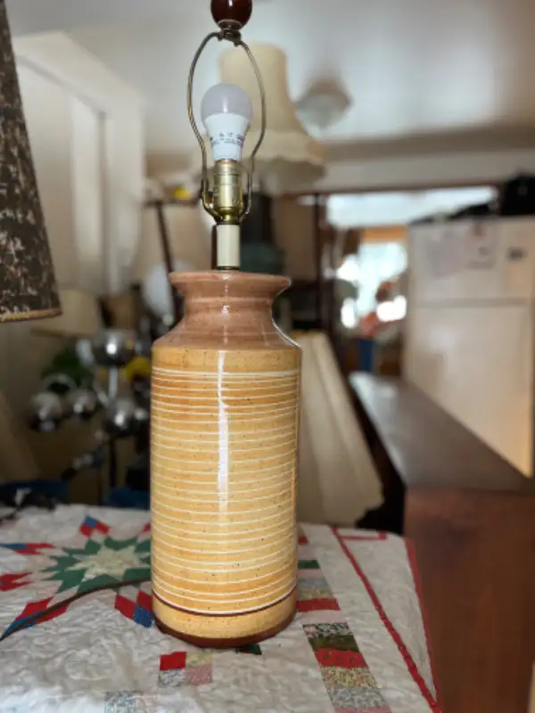 Grande lampe vintage tall textural striped pottery lamp in Indoor Lighting & Fans in City of Montréal - Image 3