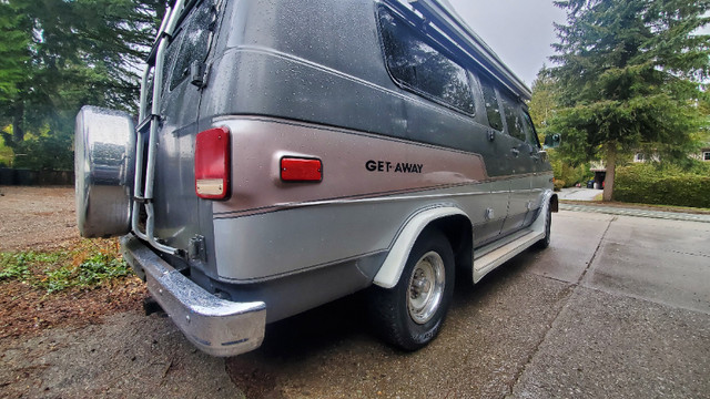 1989 GMC Vandura Getaway van V8 5.7 high roof campervan in RVs & Motorhomes in Vancouver - Image 4