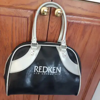 Beau sac à main neuf REDKEN brillant, cuir noir et argent mesurant 8" de haut x 10" de large, a jama...