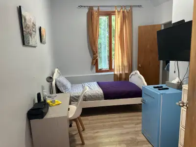 UNE SEULE CHAMBRE DISPONIBLE DÈS AUJOURD’HUI. Chambres à louer à l'étage dans une maison de chambres...