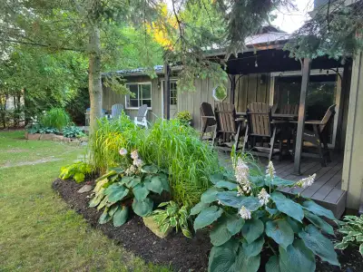GREENLODGE COTTAGE is located just North of Grand Bend, Please google map The White Squirrel Golf Co...