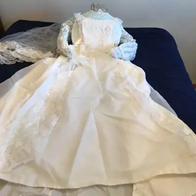 Great used condition. Worn one time, and then packaged in a professional keep sake box with window f...