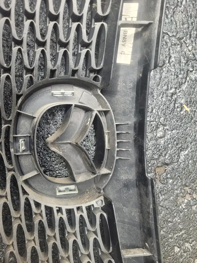2004 - 2006 Mazda 3 Front Upper Grill in Auto Body Parts in Gatineau - Image 4