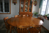 Maple Dining Table, 2 Leafs, Hutch, 2 Captain & 4 Regular Chairs