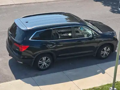 A qui la chance Je vend ma voiture Honda Pilot, en très bon état avec un bas kilométrage par rapport...