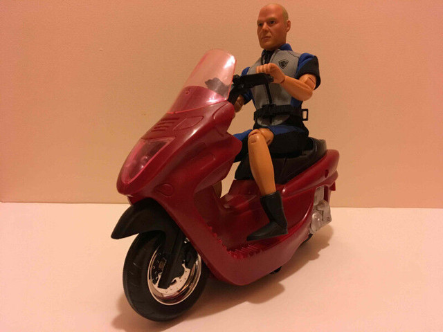 G.I.JOE Plongeur avec son Scooter rouge in Toys & Games in Granby - Image 2