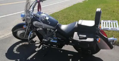 Moto Honda Shadow vt 750 2004 38736 km deux pneus neuf très propre a voir je vend pour mon oncle 250...