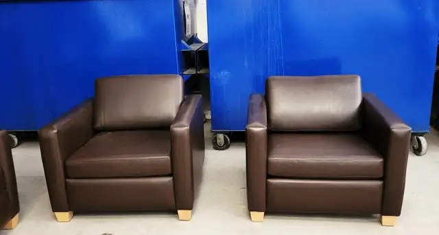 Like new pretty elegant top grain leather couches can deliver in Couches & Futons in Owen Sound - Image 7