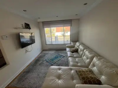 Disponible H1N2Y5 A 3mn de marche métro Langelier Maison calme et tout inclu