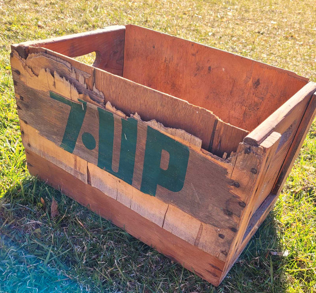 7 Up Vintage Wooden Crate in Arts & Collectibles in Kawartha Lakes - Image 4