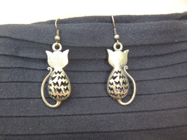 Antique Bronze Cat Lover Earrings in Jewellery & Watches in Thunder Bay