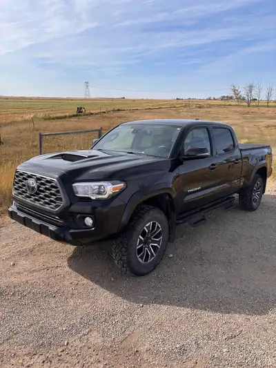 Hey there — selling my 2022 Toyota Tacoma TRD Sport 4×4. It’s been a great truck, and it’s in excell...