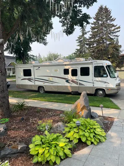 Excellent Condition 34 ft with all options!! Slide, HVAC x2, awning, fridge, stove, microwave, hot w...