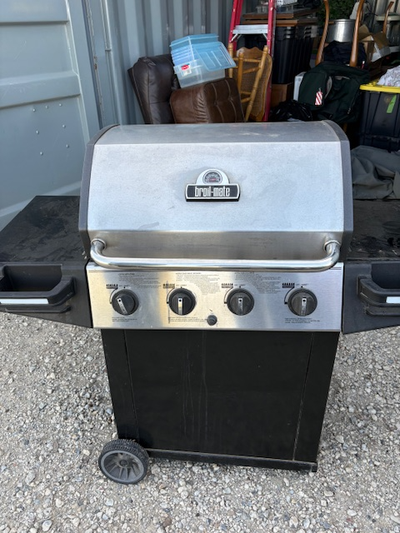 This Broil-Mate BBQ features a 4-burner cooking system, perfect for grilling your favourite meals wi...
