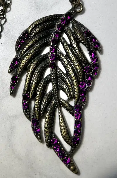 Costume jewelry necklace. Great condition. Cash only.