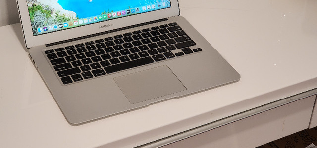 High-Performance 2015 MacBook Air 13" – 8GB, Core i7 in Laptops in Burnaby/New Westminster - Image 2
