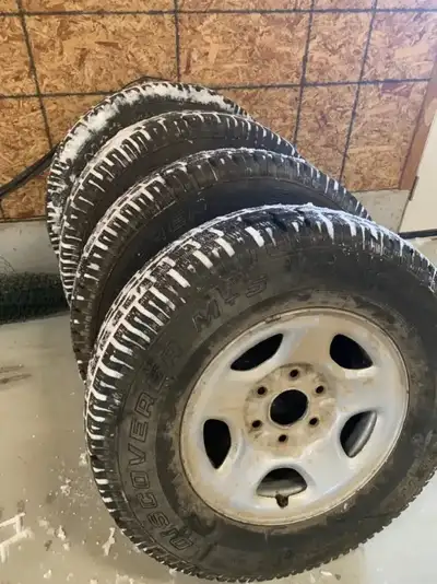 Bridgestone Blizzak dm-v2 255/70R16 decent and great amount of tread with steel rims in great condit...