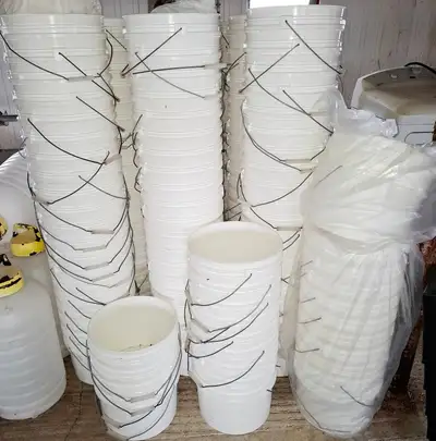 Environ 75 nourrisseurs seau de 12 L (3 USG) avec couvercle grillagé pour nourrir les abeilles. Seau...