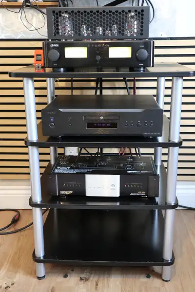 Meuble pour equipment Audio ou autre. De Bonne qualite, en Bonne etat. Audio equipment stand, good q...