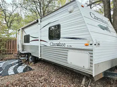 FOR SALE 2008 CHEROKEE 26' Camper. Everything works,a/c,furnace,oven, stove,stabilizer hitch. LED li...