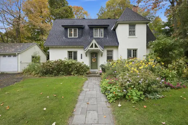 Updated 2-Bedroom in Historic Rockcliffe Park near Beechwood