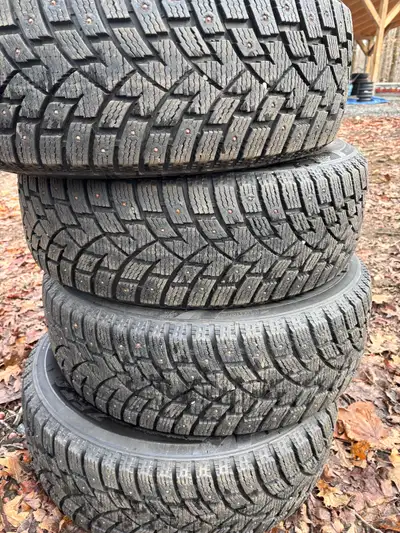 17" Zeta Antarctica sport studded tires 235/65R17 Near new, only used 1 month. Don't fit new vehicle...
