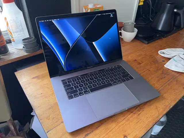 Macbook Pro 2016 15 inch 1TB SSD 16GB RAM Intel i7 2.9ghz in Laptops in City of Montréal - Image 2